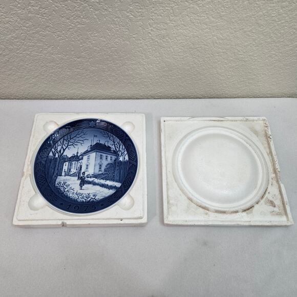 Royal Copenhagen 1975 Marselisborg Slot Queen's Christmas Plate Denmark - Vtg - Picture 7 of 10